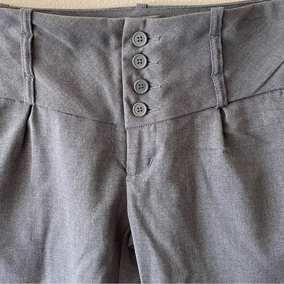 Xhilaration woman’s capri stretch pants. Grey size 5. Like new condition. - Picture 7 of 7